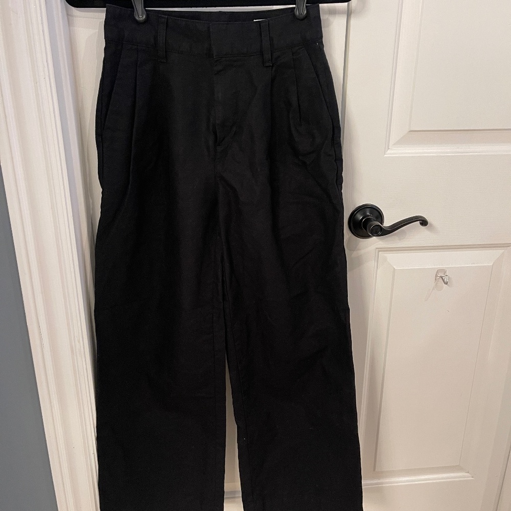 Gap Size 00 Petite pleated black linen pants, wide legs and pockets.